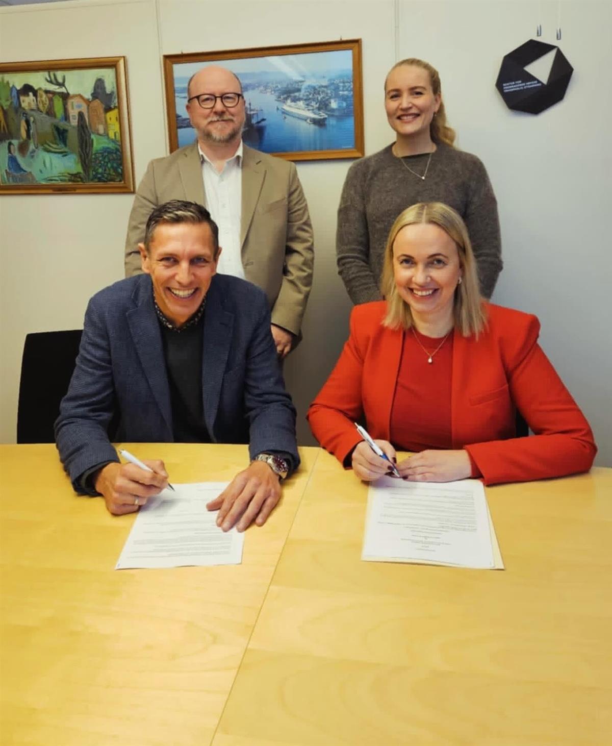 Bilde av signering av avtale mellom Fagskolen Rogaland og VID. - Klikk for stort bilde