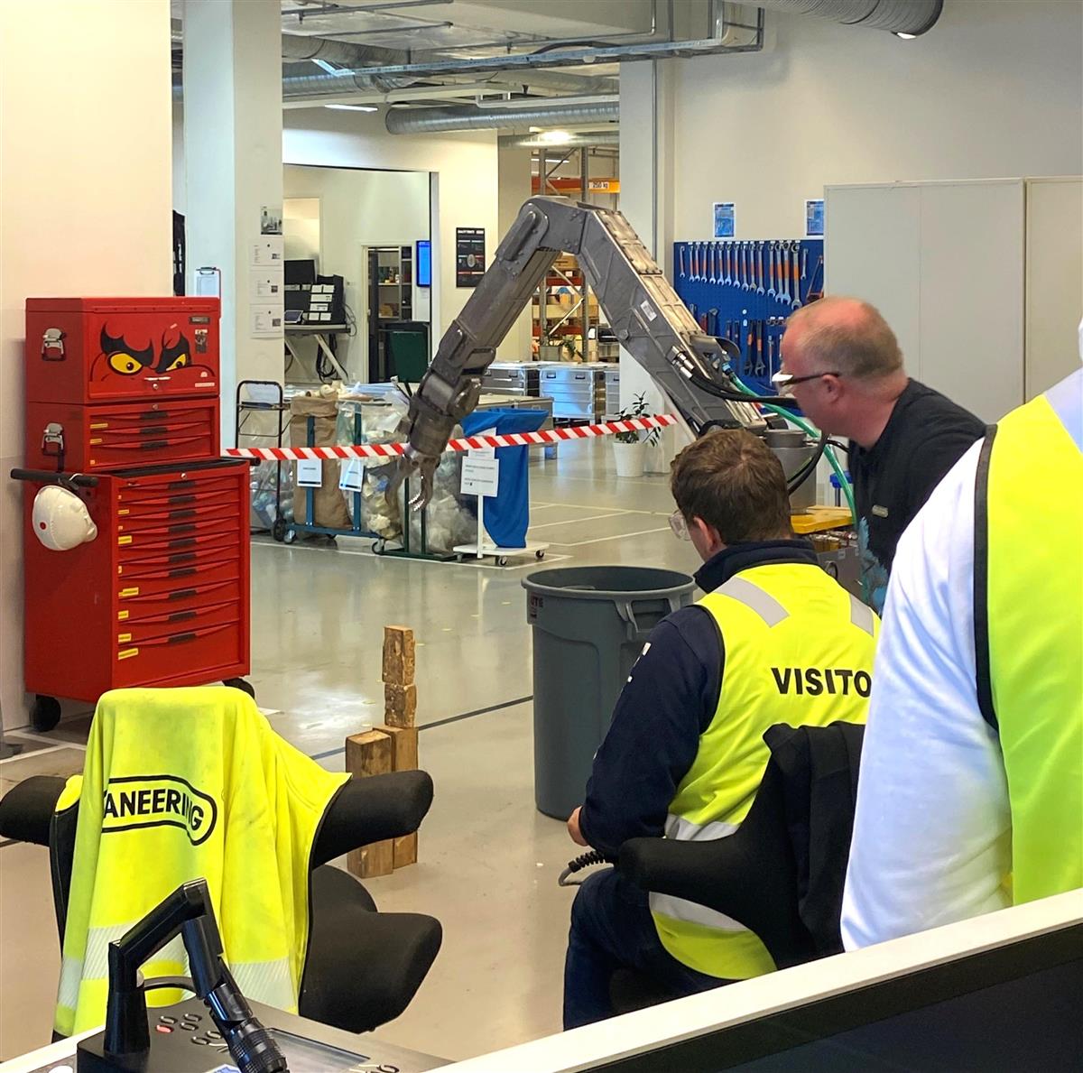 bilder av studenter som prøver en robotarm - Klikk for stort bilde
