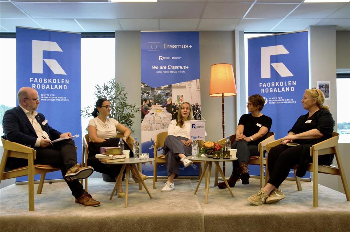 Bilde av paneldebatt på internasjonalt seminar. - Klikk for stort bilde