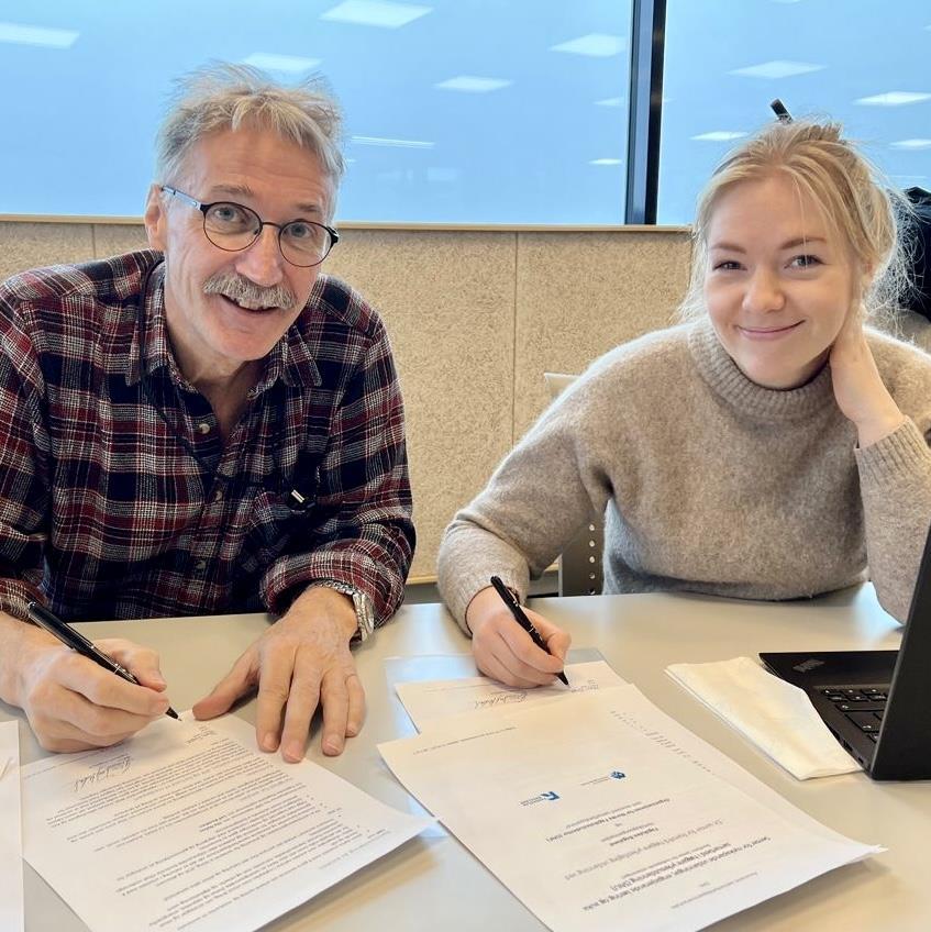 Bilde av rektor og ONF deltaker som signerer kontrakt. - Klikk for stort bilde