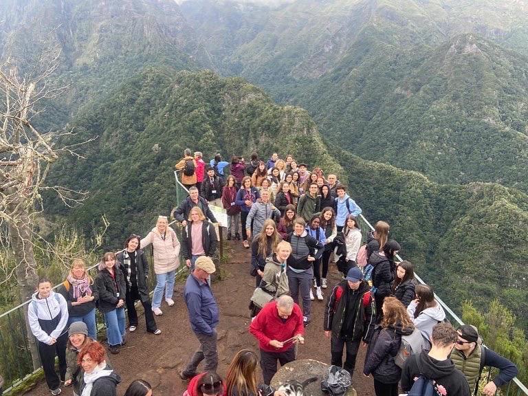 Foto av deltakerne på en fjelltopp i Madeira. - Klikk for stort bilde