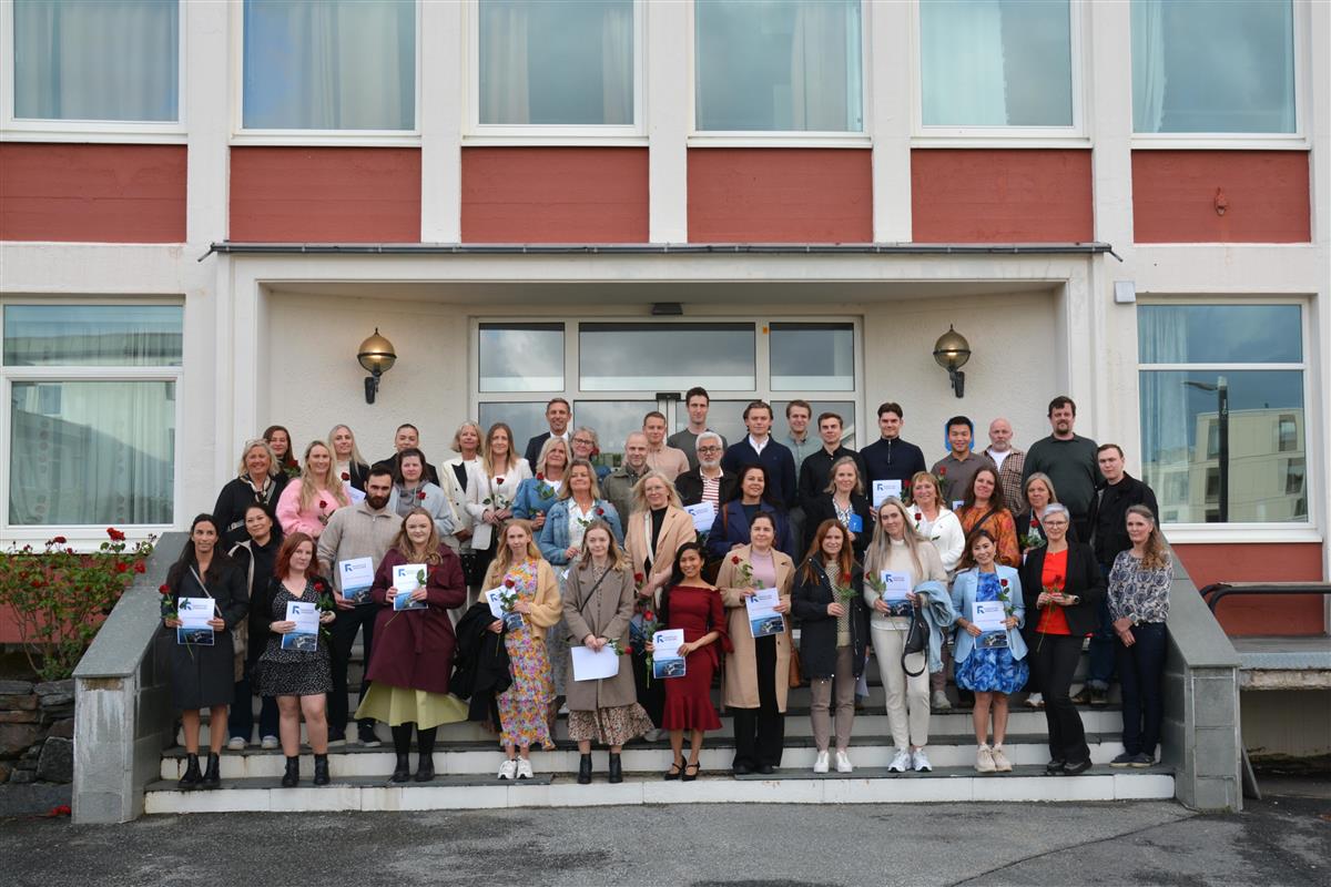 Avgangsstudenter utenfor FR - Klikk for stort bilde