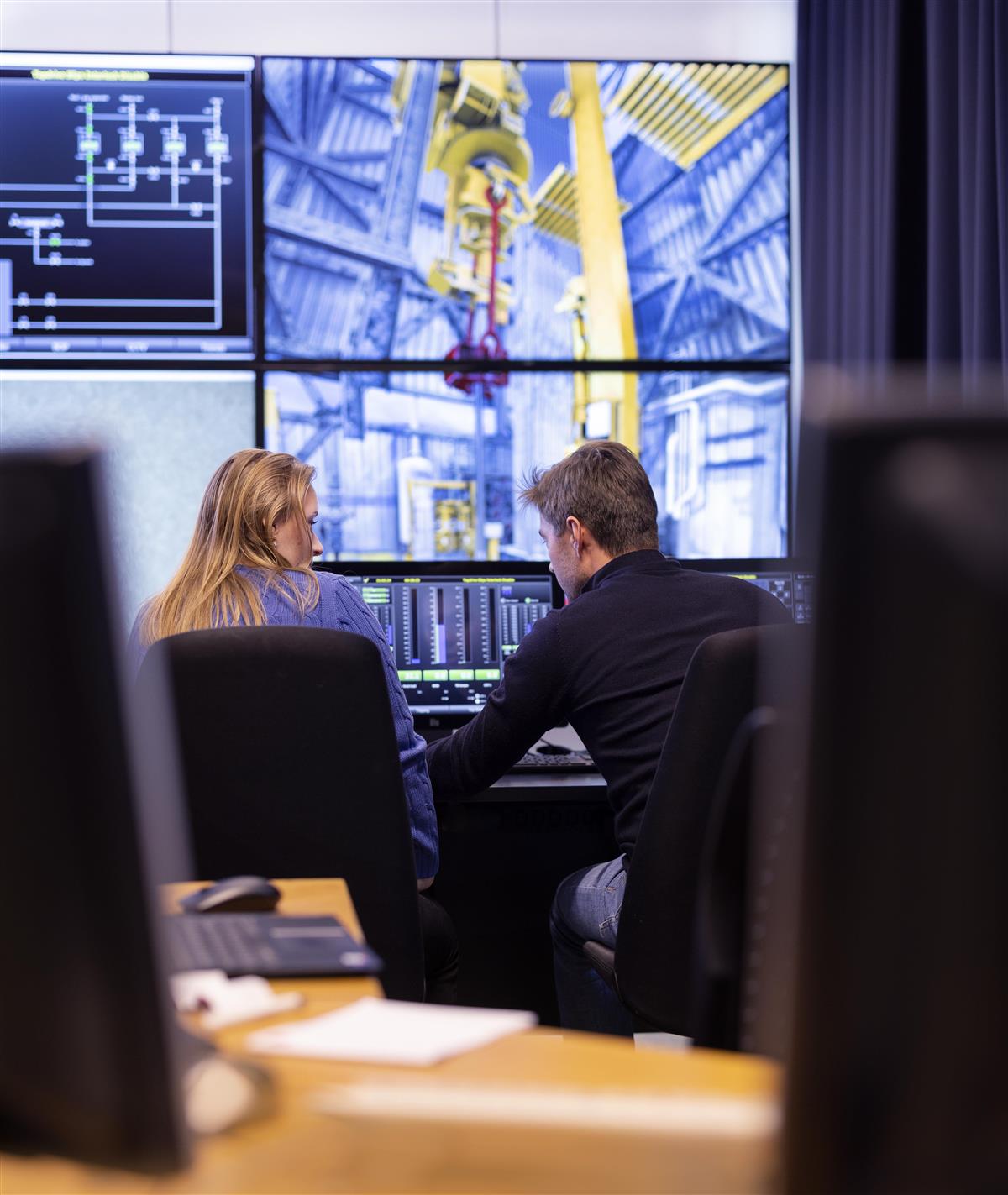 To studenter tester trykkontrollsimulatoren - Klikk for stort bilde