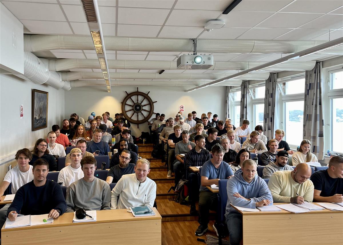 Fullsatt auditorium med studenter på forkurs realfag - Klikk for stort bilde