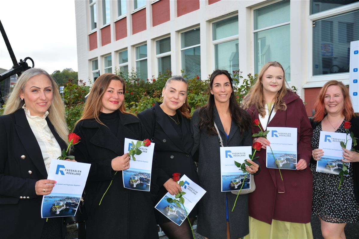 Seks avgangsstudenter - Klikk for stort bilde
