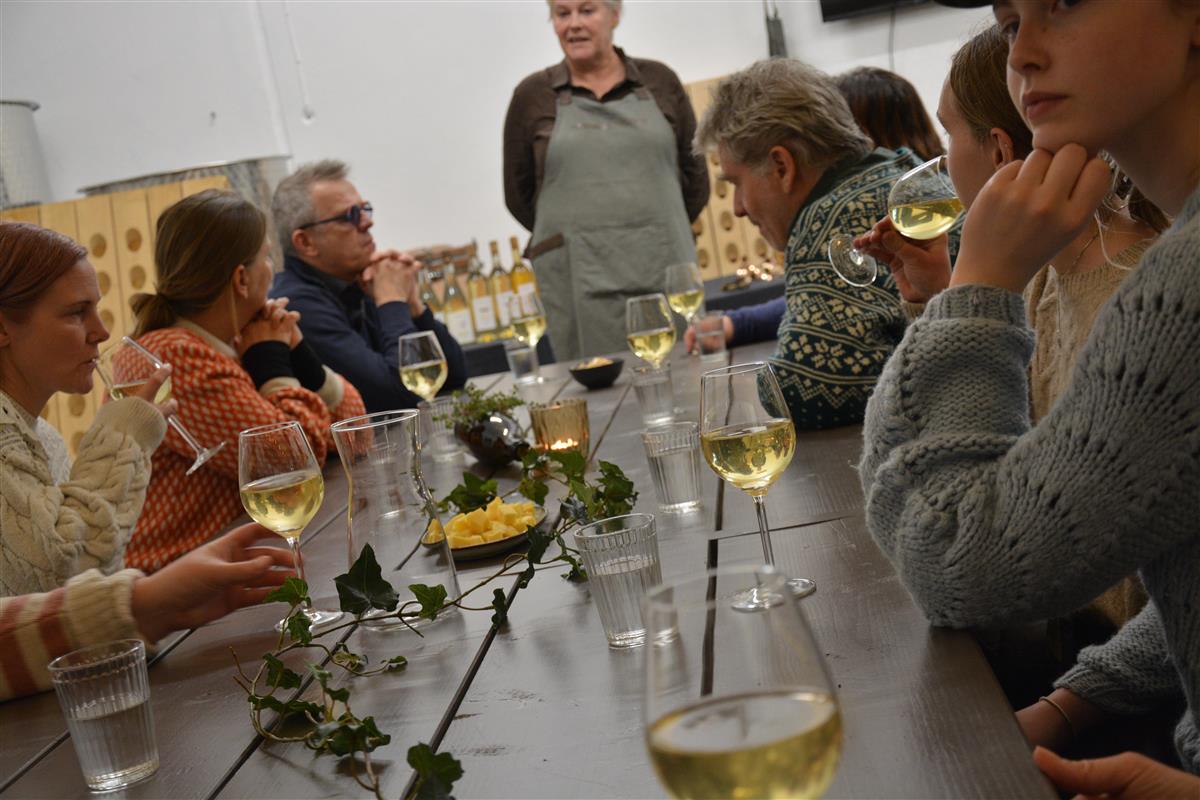 samling med studenter rundt et bord på vinsmaking - Klikk for stort bilde