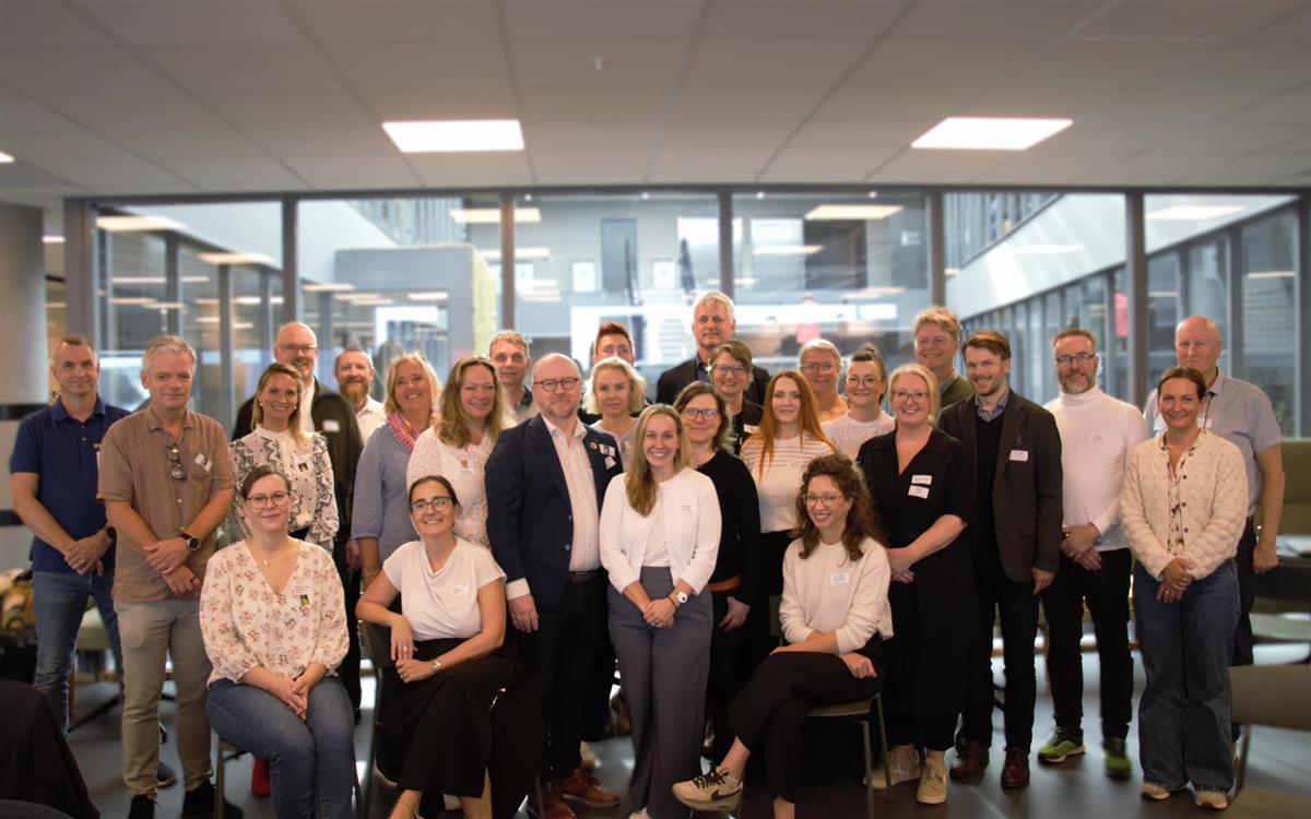 Bilde av alle deltakerne og arrangørene av Internasjonalt seminar. - Klikk for stort bilde