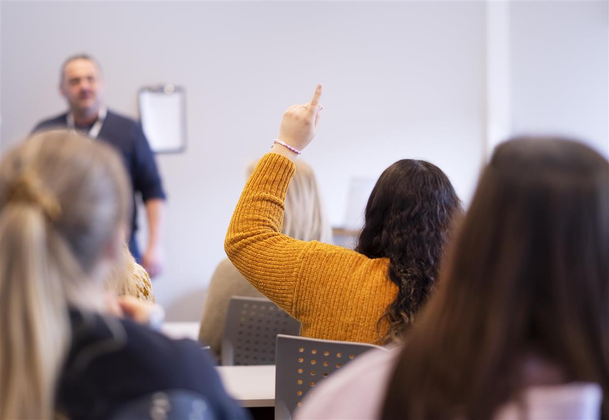 Bilde av studenter i klasserom. - Klikk for stort bilde