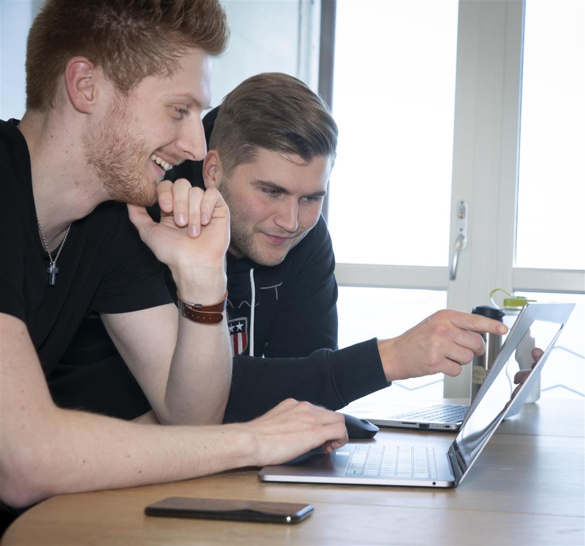 Bilde av personer som jobber på PC. - Klikk for stort bilde